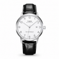 Relógio TIMEX Waterbury automático branco em fundo branco